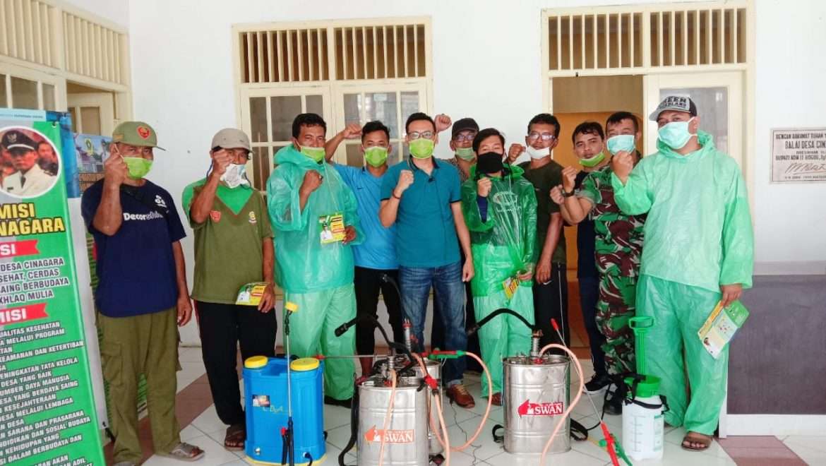 Pemdes Cinagara Bagikan Brosur Cegah Corona dan Giat Aksi Penyemprotan  Desinfektan Hingga Pondok Pesantren