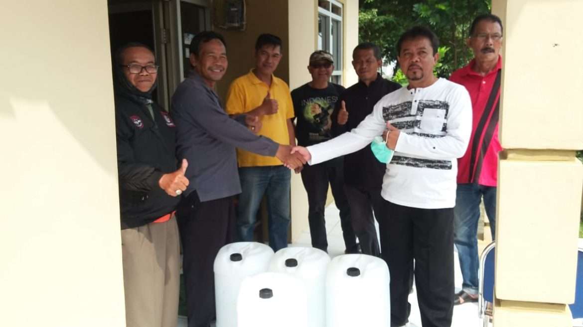 Lawan Covid-19, Anggota Dewan Berikan Disinfektan Kepda Warga