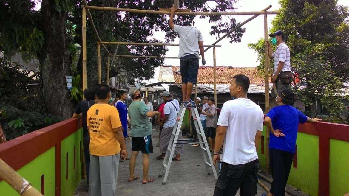 Warga Pendatang Harus Disemprot Sebelum Masuk Kampung