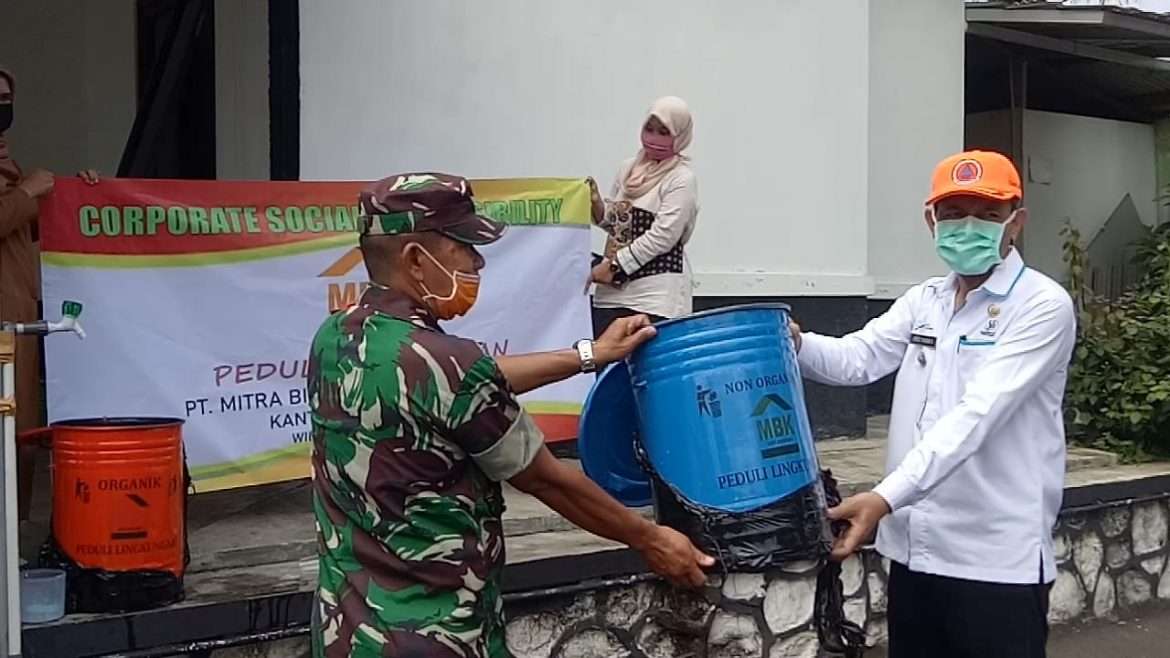 PT. MBK Ventura Salurkan Enam Puluh Tong Sampah ke 13 Desa