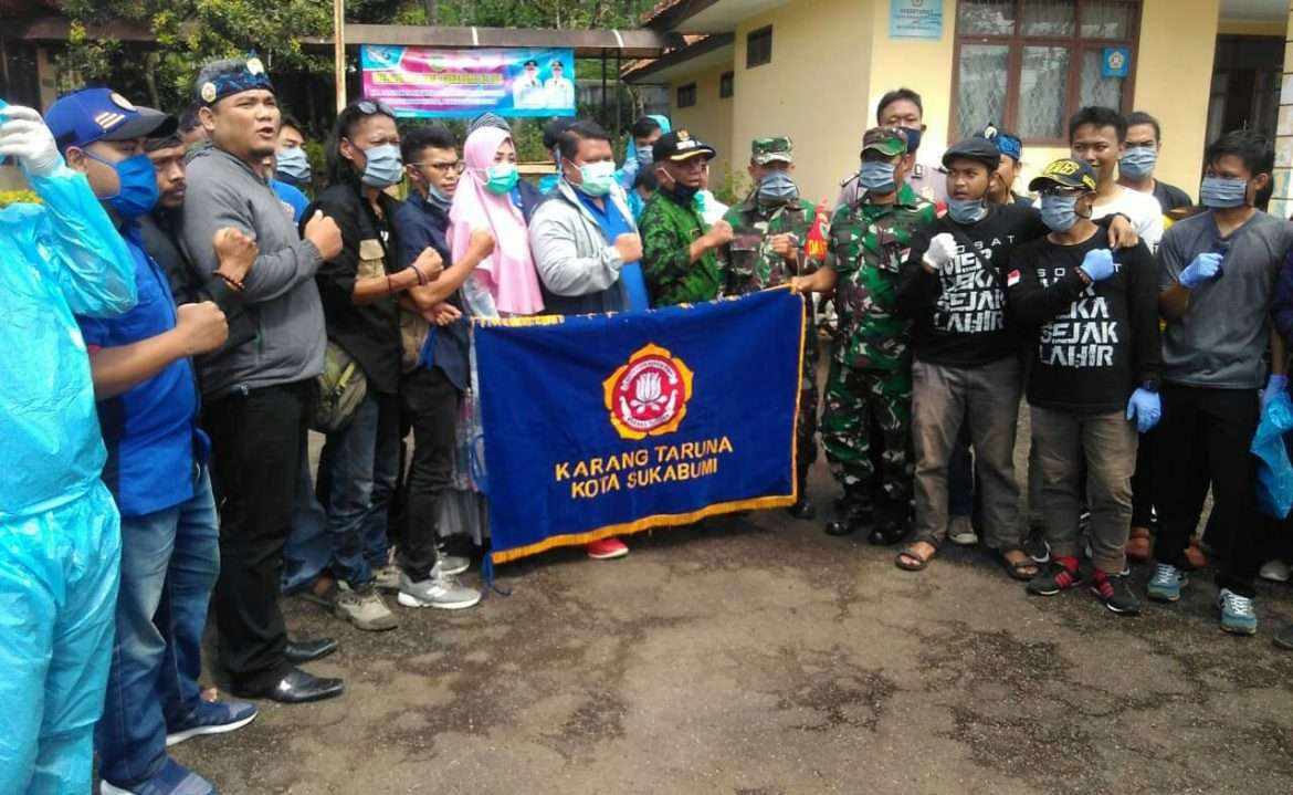 Cegah Covid 19 Karang Taruna Kelurahan Sukakarya Penyemprotan Disinfektan