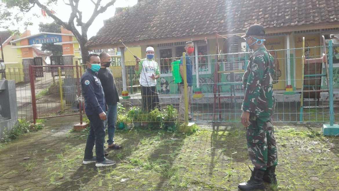 Satgas Pengendalian Dan Pencegahan Covid 19 Desa Cijengkol Bersama Masyarakat Semprotkan Disinfektan