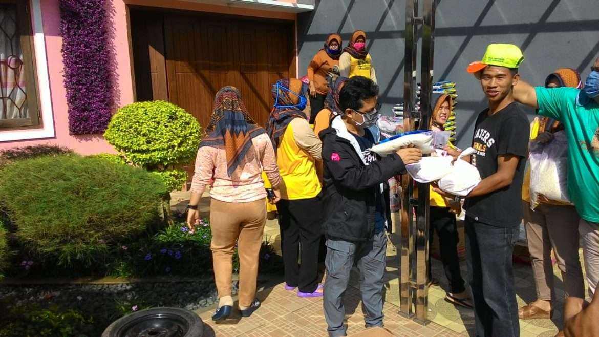 Kades Cibanon Beri Bantuan Sembako Bagi Warga Tidak Mampu