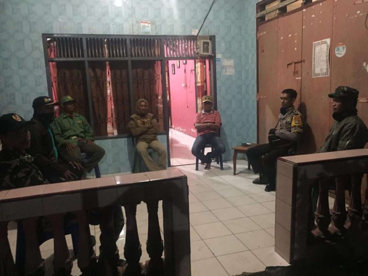 Putus Mata Rantai Covid-19, TGT Desa Lariang Gelar Sweeping Keramaian