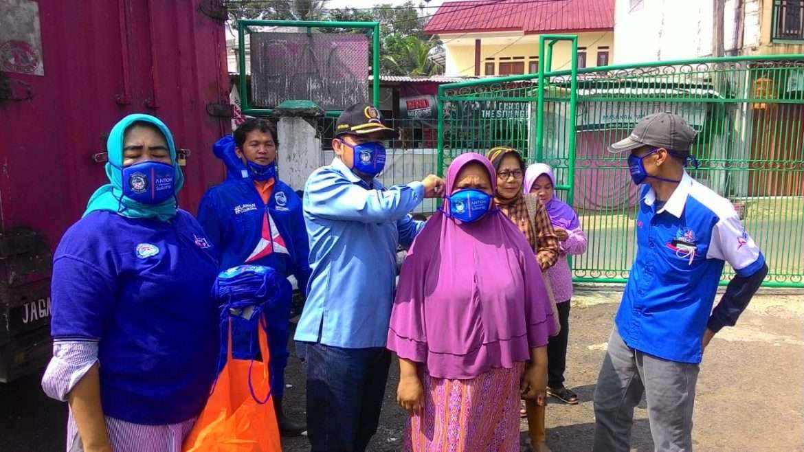 Demokrat Bagi Ribuan Masker Pada Warga Parung Aleng