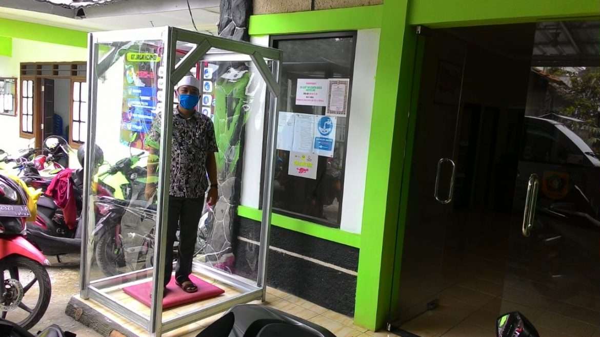 Pemdes Cilebut Timur Pasang Ruang Penyemprotan Dikantor Desa Serta Pintu Mesjid
