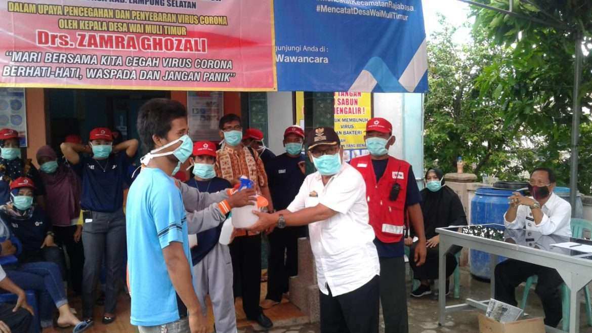 Pemdes Way Muli Timur Bagikan Alat dan 1050 Liter Cairan Disinfekten Demi Cegah Pandemi Covid 19