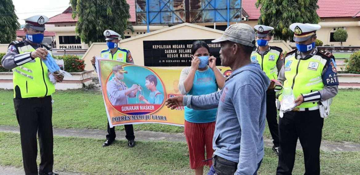 Polres Mamuju Utara Peduli, Bagikan 5000 Masker Untuk Memutus Mata Rantai Covid-19