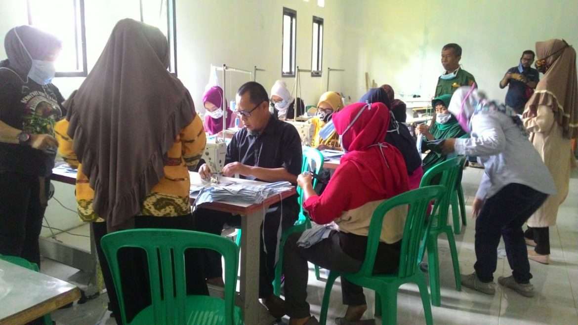 Bumdes Berkarya Desa Cadasngampar Produksi Masker Untuk Warga
