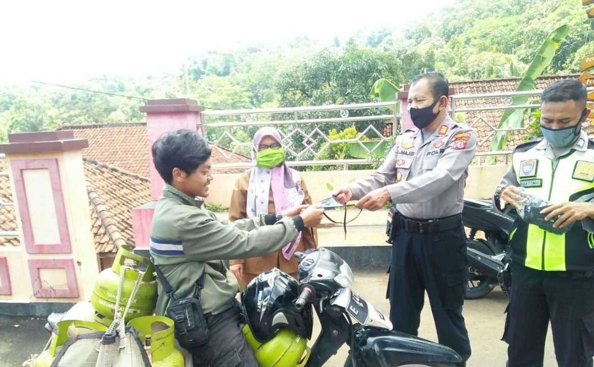 Polsek Kadugede Bagikan Masker Gratis Pada Warga