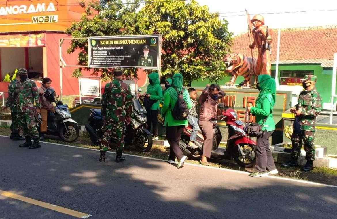 Antisipasi Penyebaran Covid -19 Koramil 1502 Kadugede Bagikan Masker Gratis