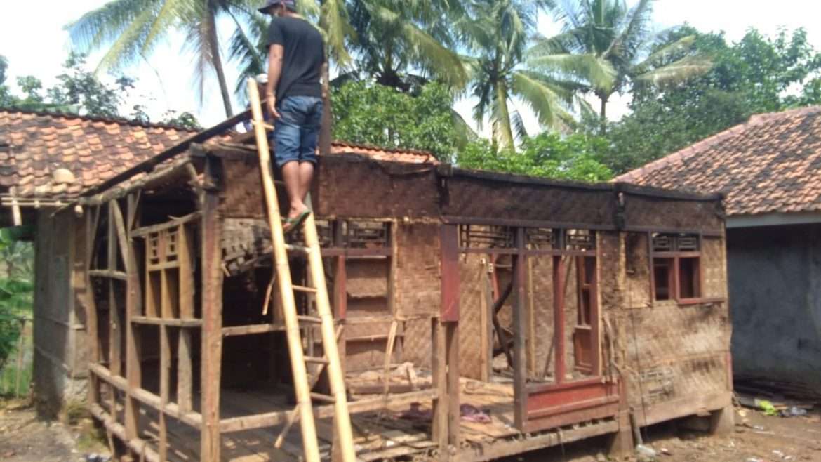 Kepala Desa Sirnasari Turun Tangan Bangun Rutilahu