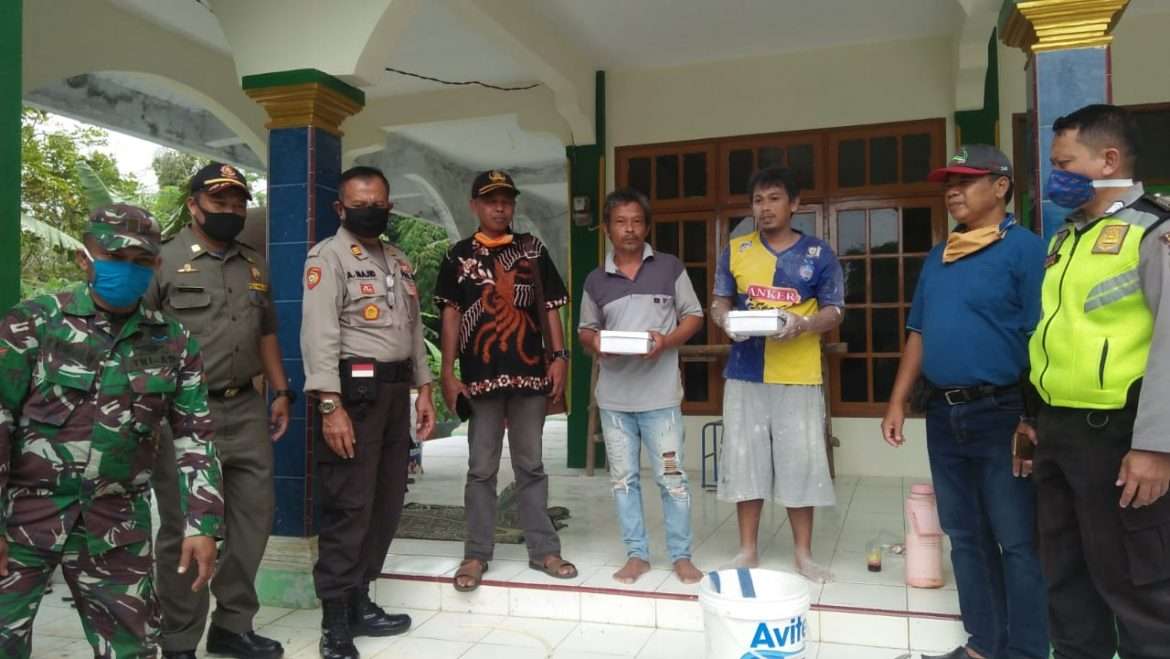 Bentuk Kepedulian Sesama Muspika Kecamatan Kadugede Bagikan Nasi Bungkus
