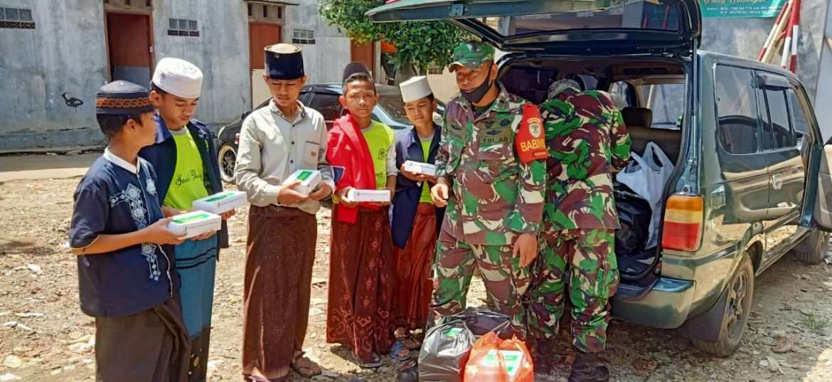 Peduli Anak Yatim Babinsa Pasir Jambu Bagikan Sembako