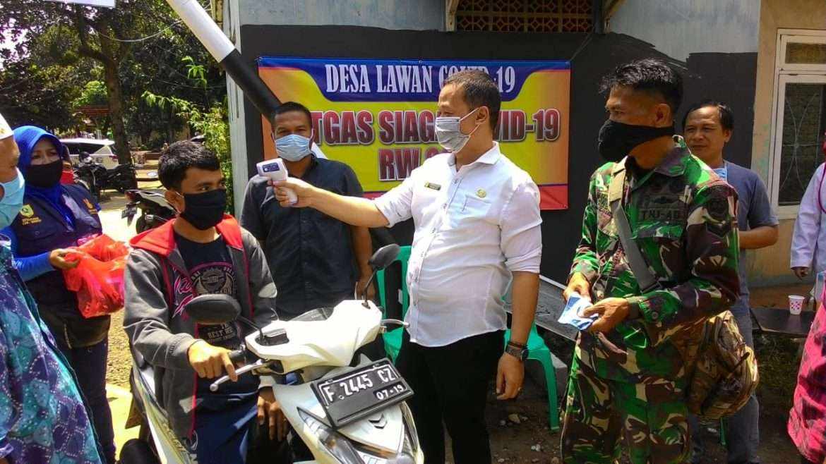 Kades Cikeas Datangi Rumah Warga Bagikan Masker