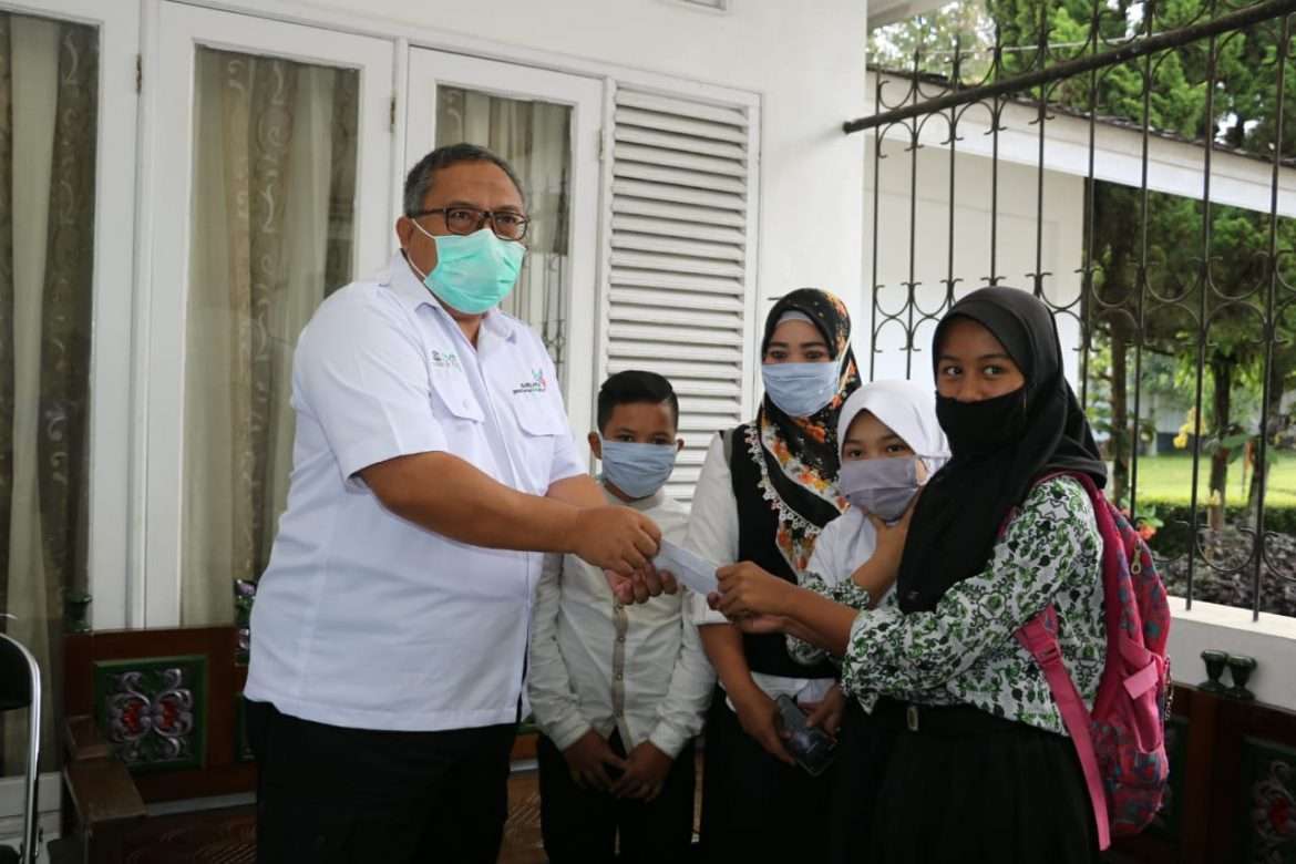 Siswa Madrasah Ibtidaiyah Berikan Sumbangan Tangani Covid 19, Bupati Sukabumi Teteskan Airmata