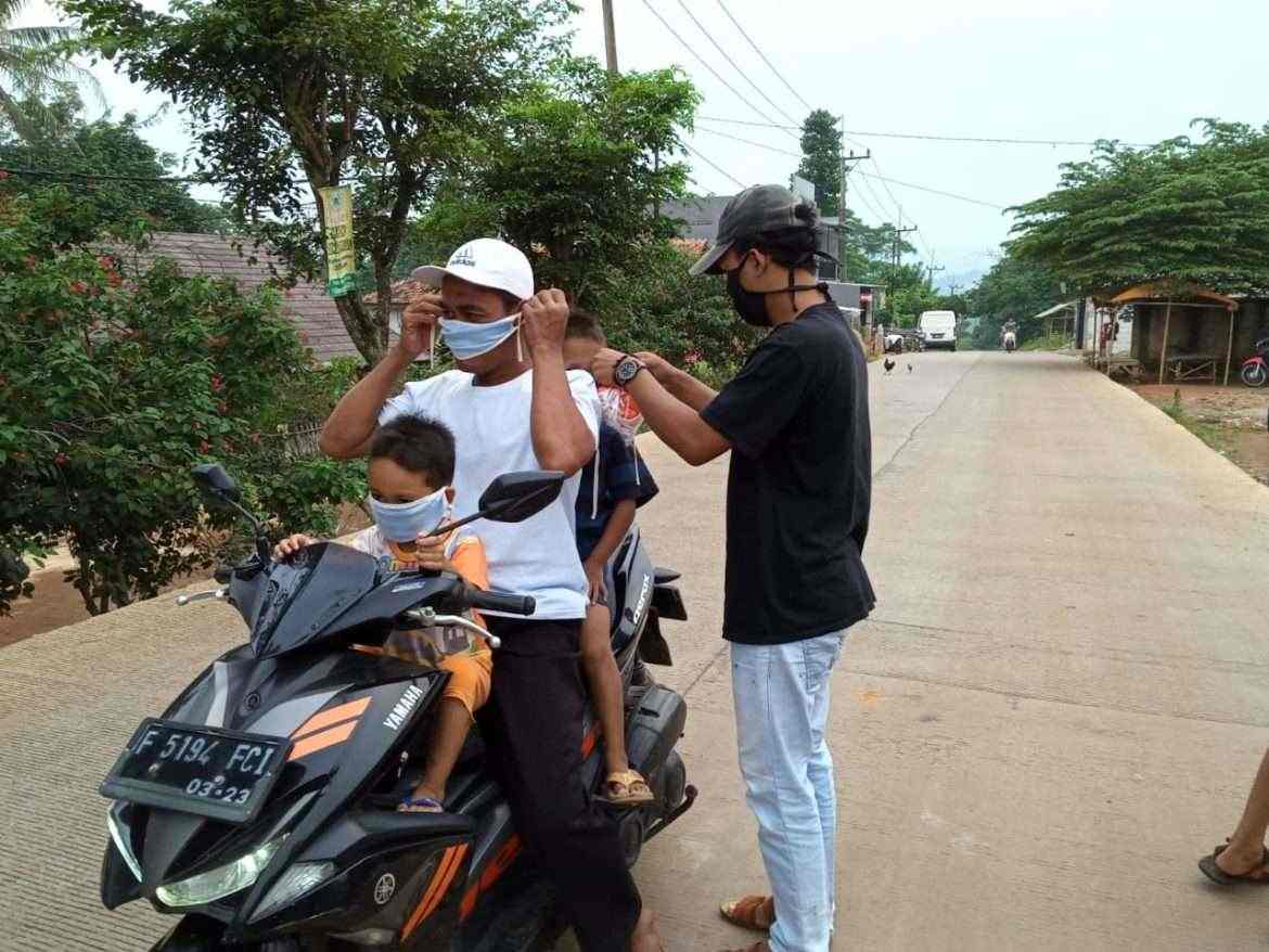 Aksi Peduli Covid-19, Pemuda Kampung Bagikan Masker