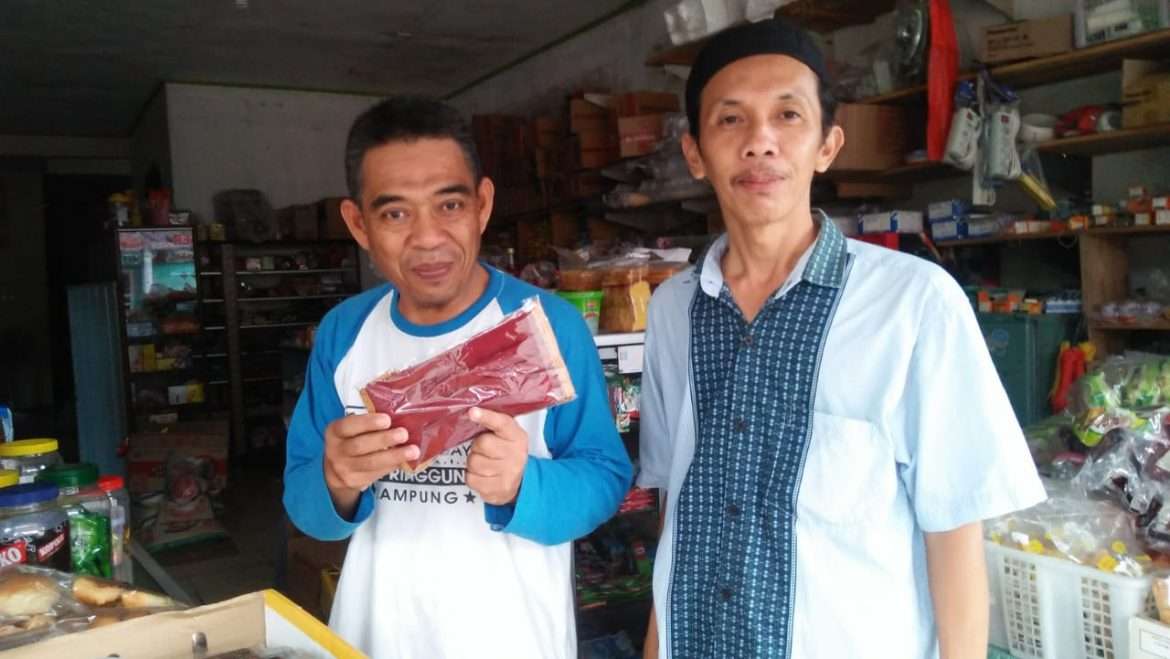 Kades Kedaton  Bagikan Masker Gratis Kepada Kepala Keluarga