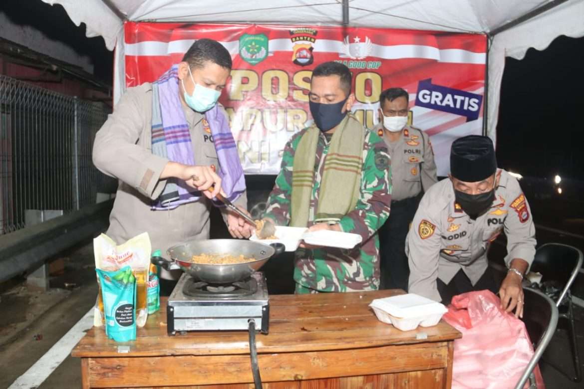 Buka Dapur Umum, Polresta Tangerang dan TNI Bagikan Makan Sahur