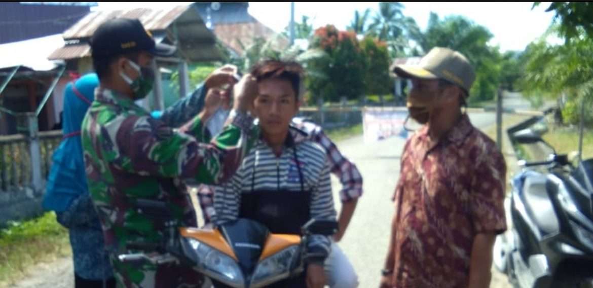 Putus Mata Rantai Covid-19, Pemdes Kalola Bersama TP PKK dan Relawan Desa Bagikan Masker