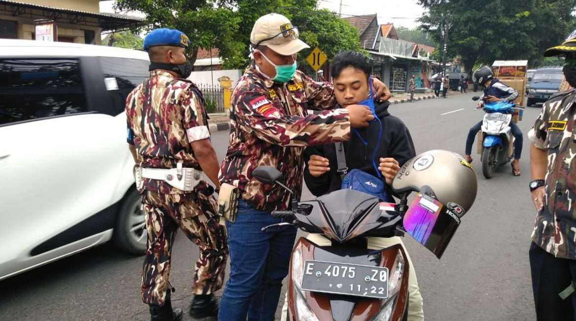 GM FKPPI PC 10.16 Kabupaten Kuningan Bagikan Masker Dan Takjil