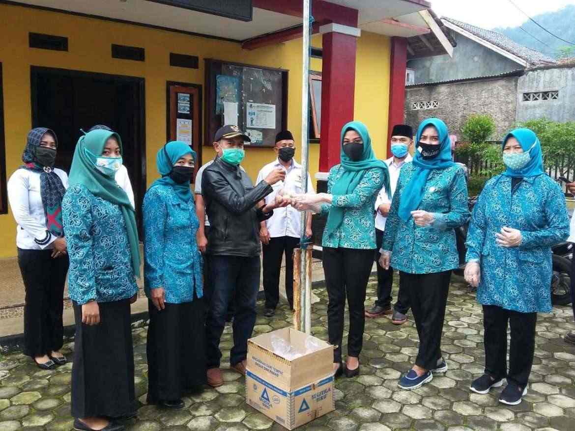 TP PKK Kabupaten Kuningan Bagikan Telur Kepada Warga Yang Terdampak Covid-19