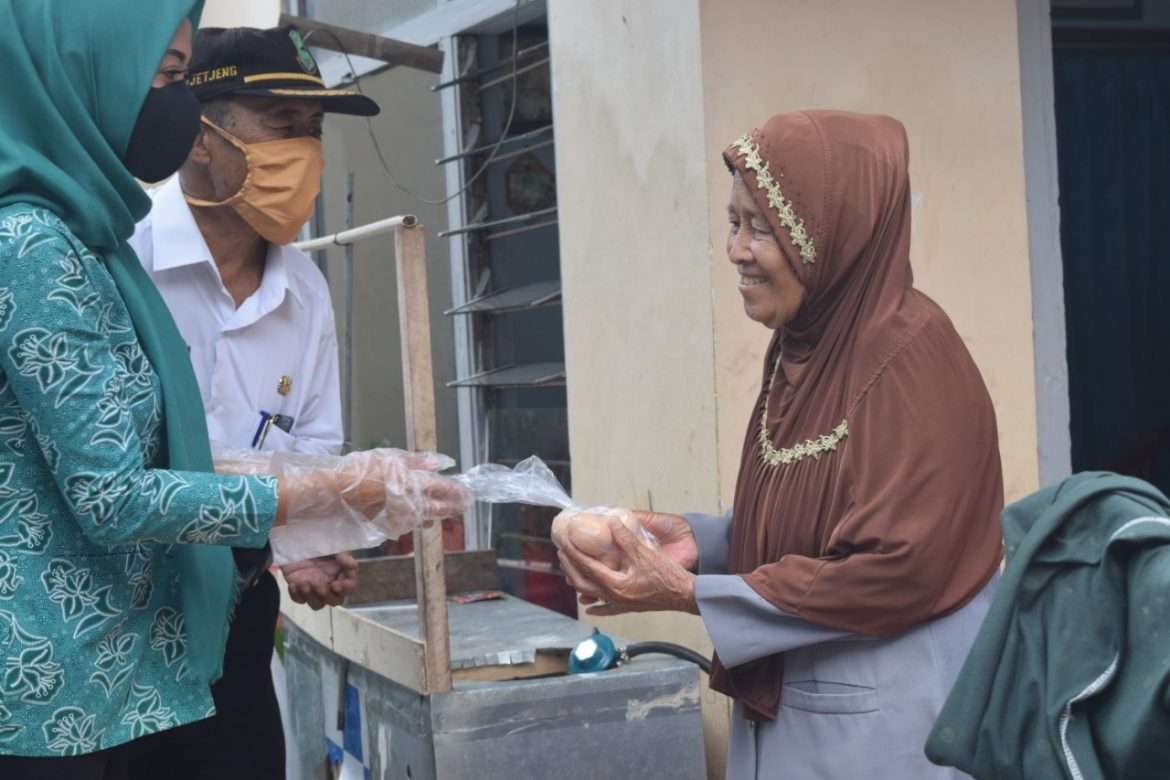 Warga Desa Tinggar Dapat Bantuan Telur