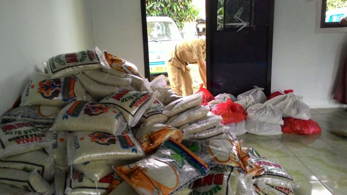 Jaga Ketahanan Pangan Warga Kades Nagrak Sebar Sembako