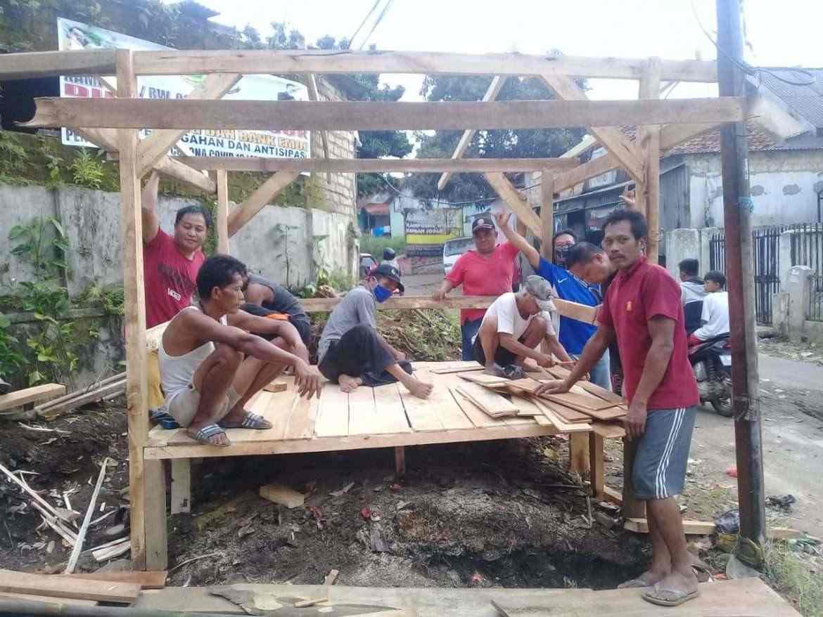 Warga Kampung Bubulak Gotongroyong Bangun Pos Kamling