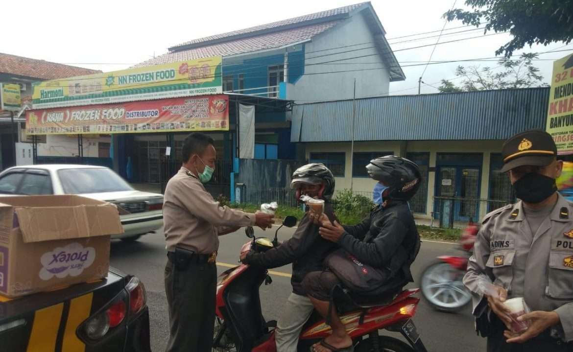 Polsek Kadugede Bagikan Takjil Bagi Pengendara Sekaligus Sosialisasi Covid-19