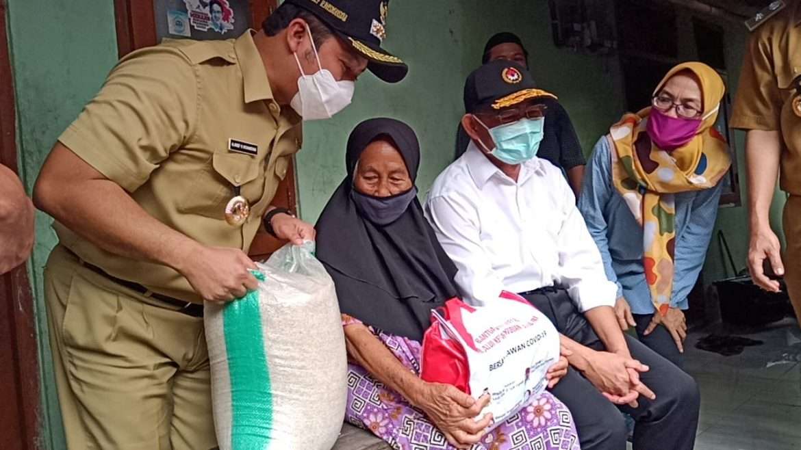 Menko PMK Pantau Penyaluran Bansos di Tangerang