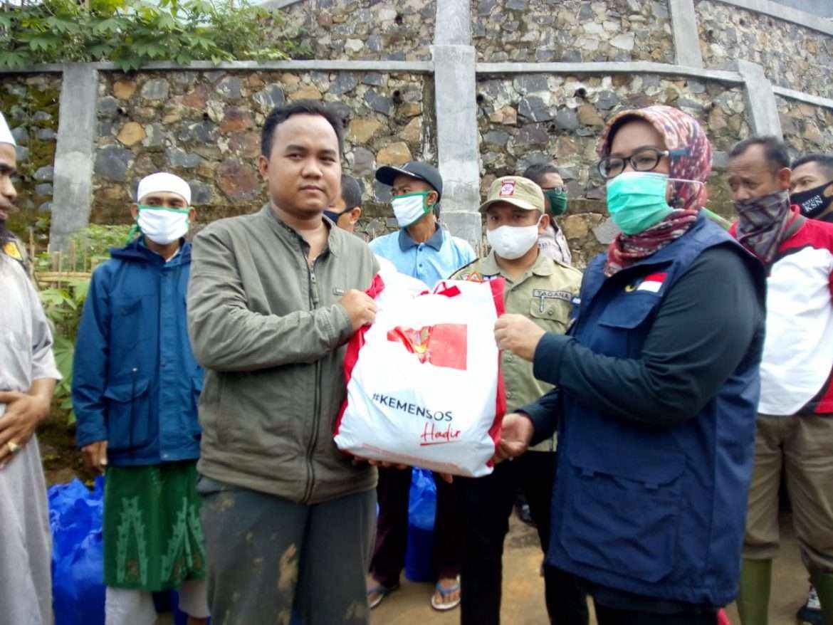 Kementrian Sosial Berikan Bantuan Korban Tanah Longsor