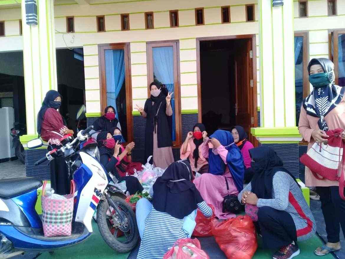 Dihari Jum’at BarokahTP-PKK Desa Fajar Baru Jajakan Sayuran Gratis, Demi Bantu Pangan Warga