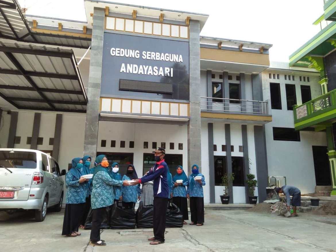 TP PKK Desa Tinggar Bagikan Nasi Bungkus