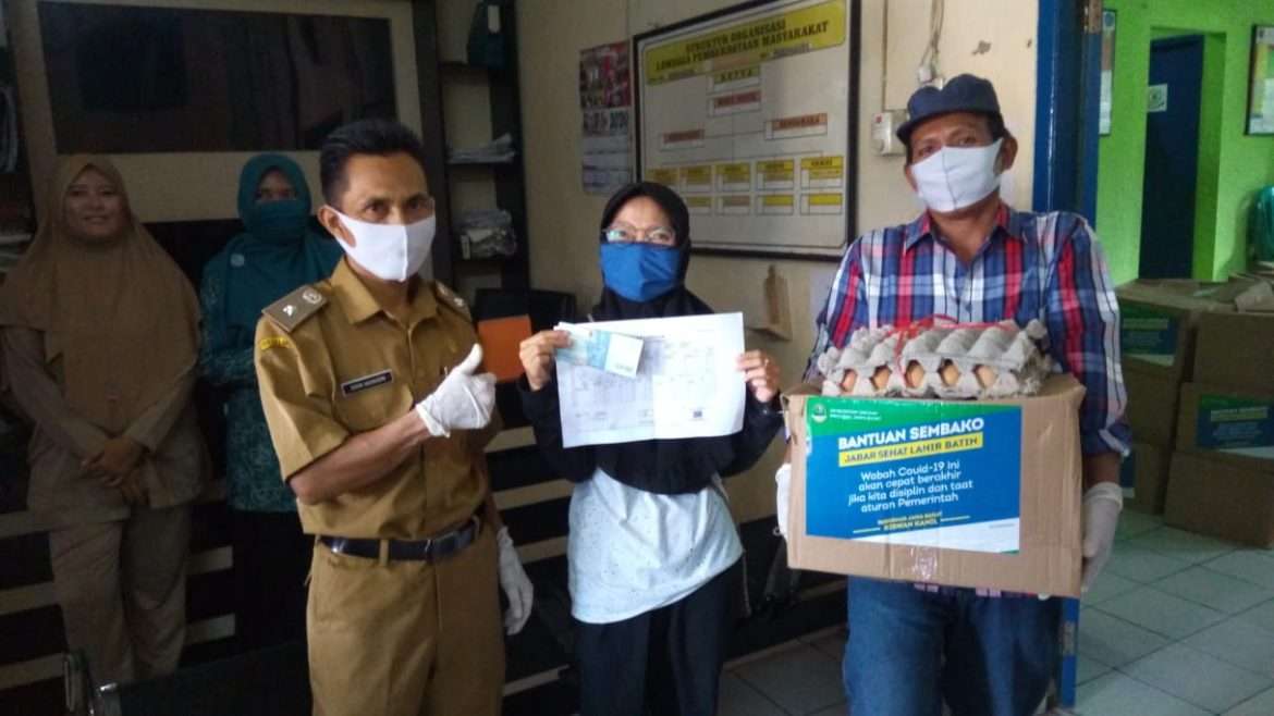 Pemdes Parungkuda Salurkan Bansos Gubernur Kepada 207 KPM