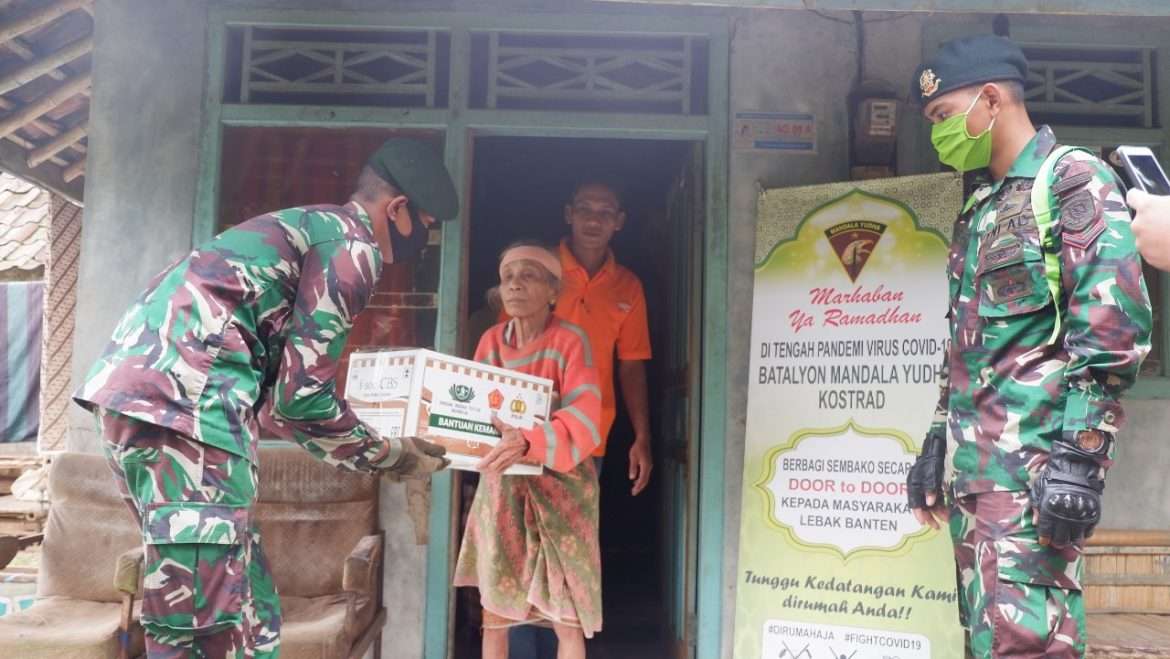 TNI Kostrad (Mandala Yudha) Bagikan 500 Paket Sembako di Tiga Kecamatan