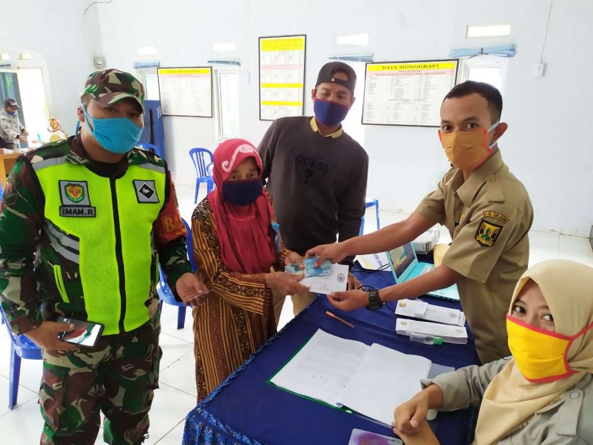 Pemdes Ciheulang Tonggoh Bagikan BLT-DD Kepada 160 KK Warga Miskin Terdampak Covid-19