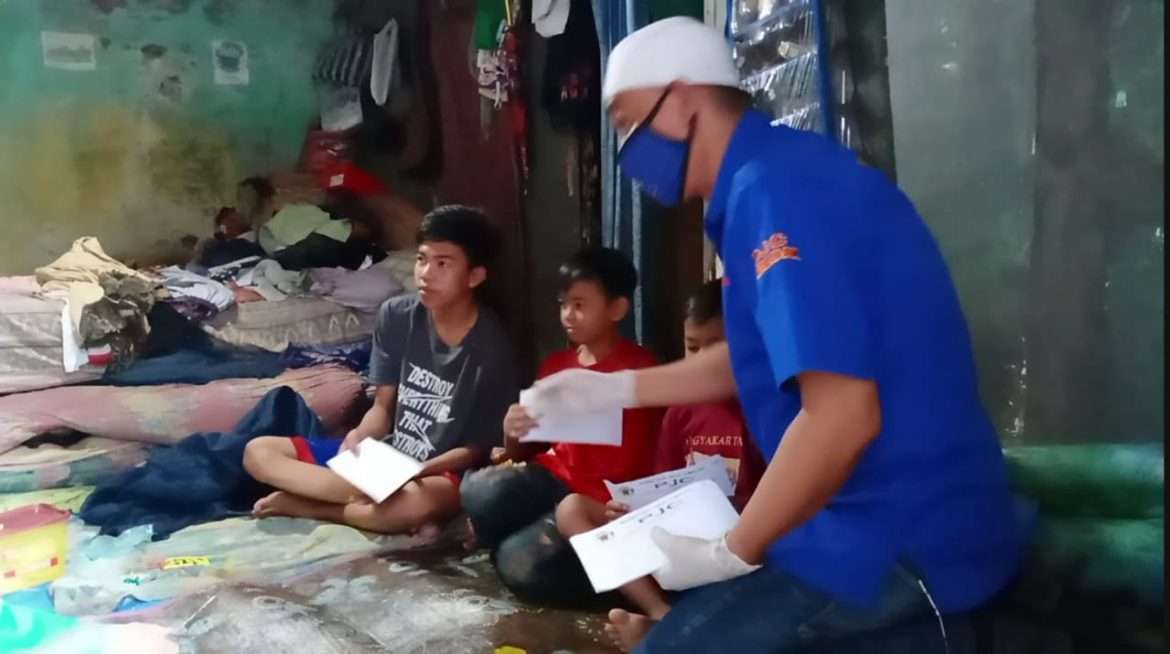 PJC Pasar Semi Modern Cibadak, Blusukan Bagi Santunan di Wilayah Padat Penduduk