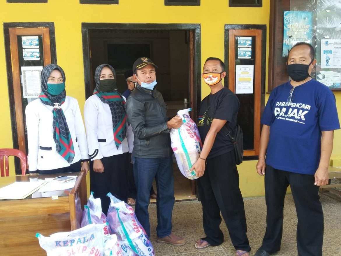 Pemdes Ciketak Bagikan Bansos Penanganan Covid-19 Kepada Warganya
