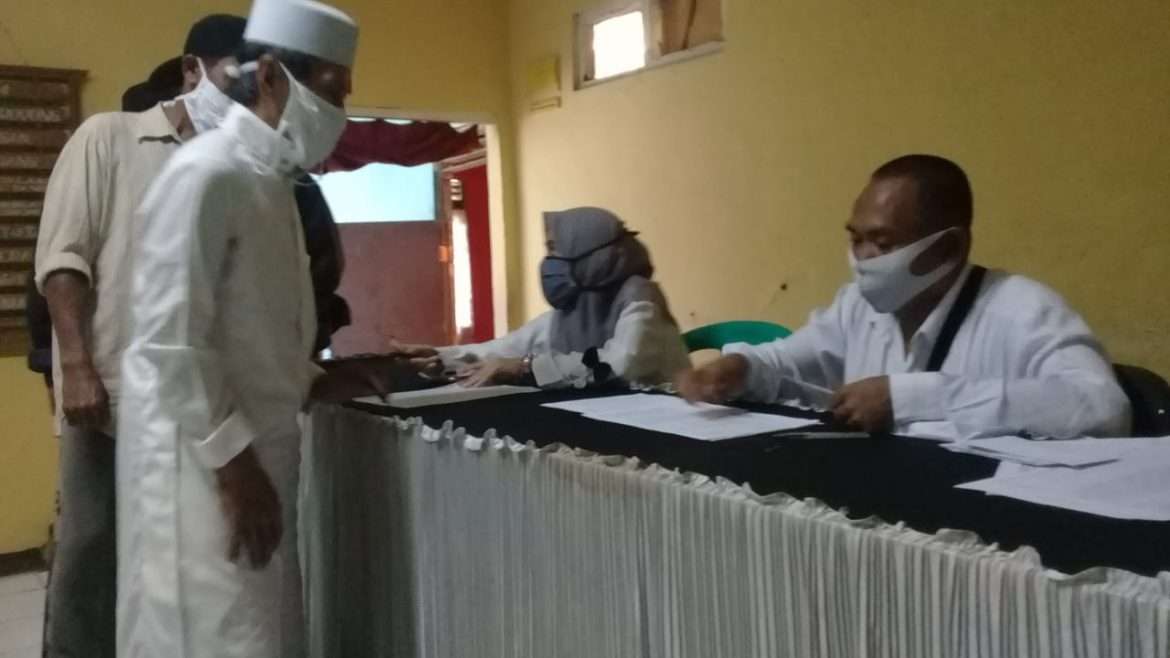 Pemerintah Desa Kompa Berikan Insentif, Dan Buah Tangan Kepada RT/RW, Linmas, Kader Serta Guru ngaji