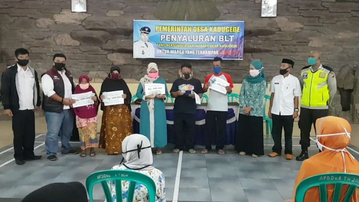 Berjalan Lancar, Pemdes Kadugede Bagikan BLT DD 2020