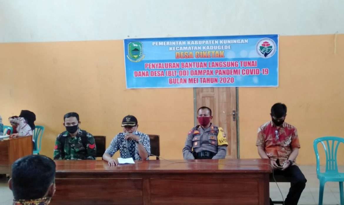Jelang Lebaran Pemdes Ciketak Bagikan BLT DD 2020
