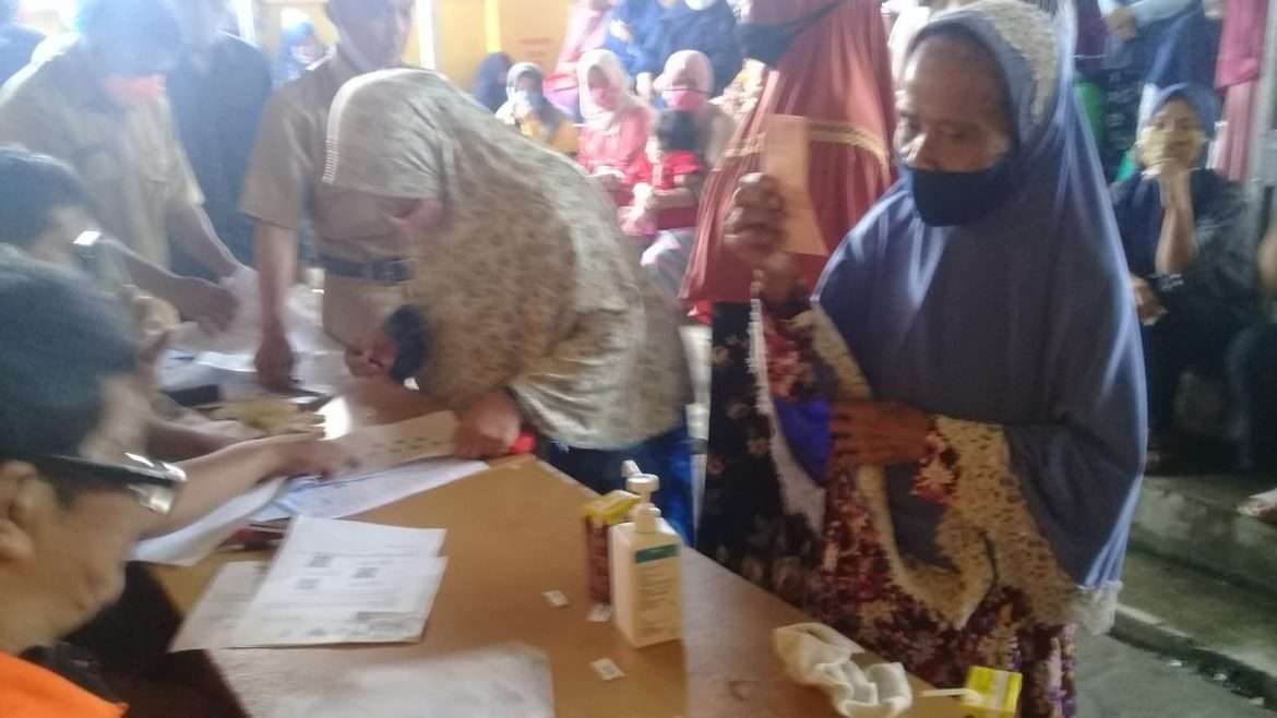 Pemdes Babakan Jaya Salurkan Bansos Covid19