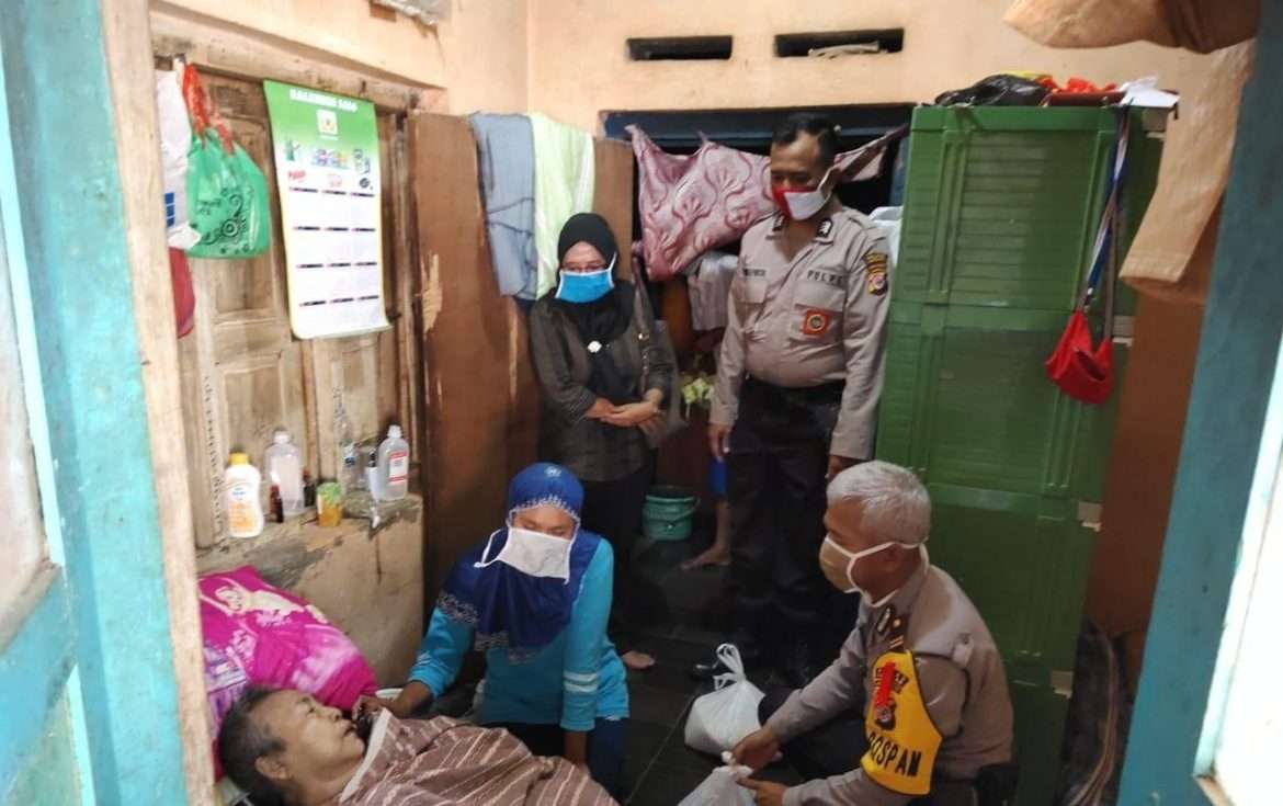 Polsek Pancalang Bagikan Bantuan Sembako Ke Masyarakat