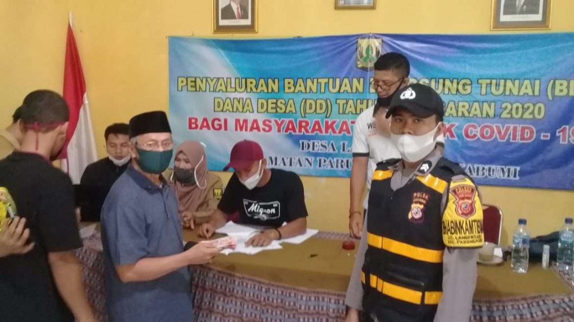 Warga Sumeringah 300 Bantuan Sosial Tunai di Bagikan Pemdes Langensari