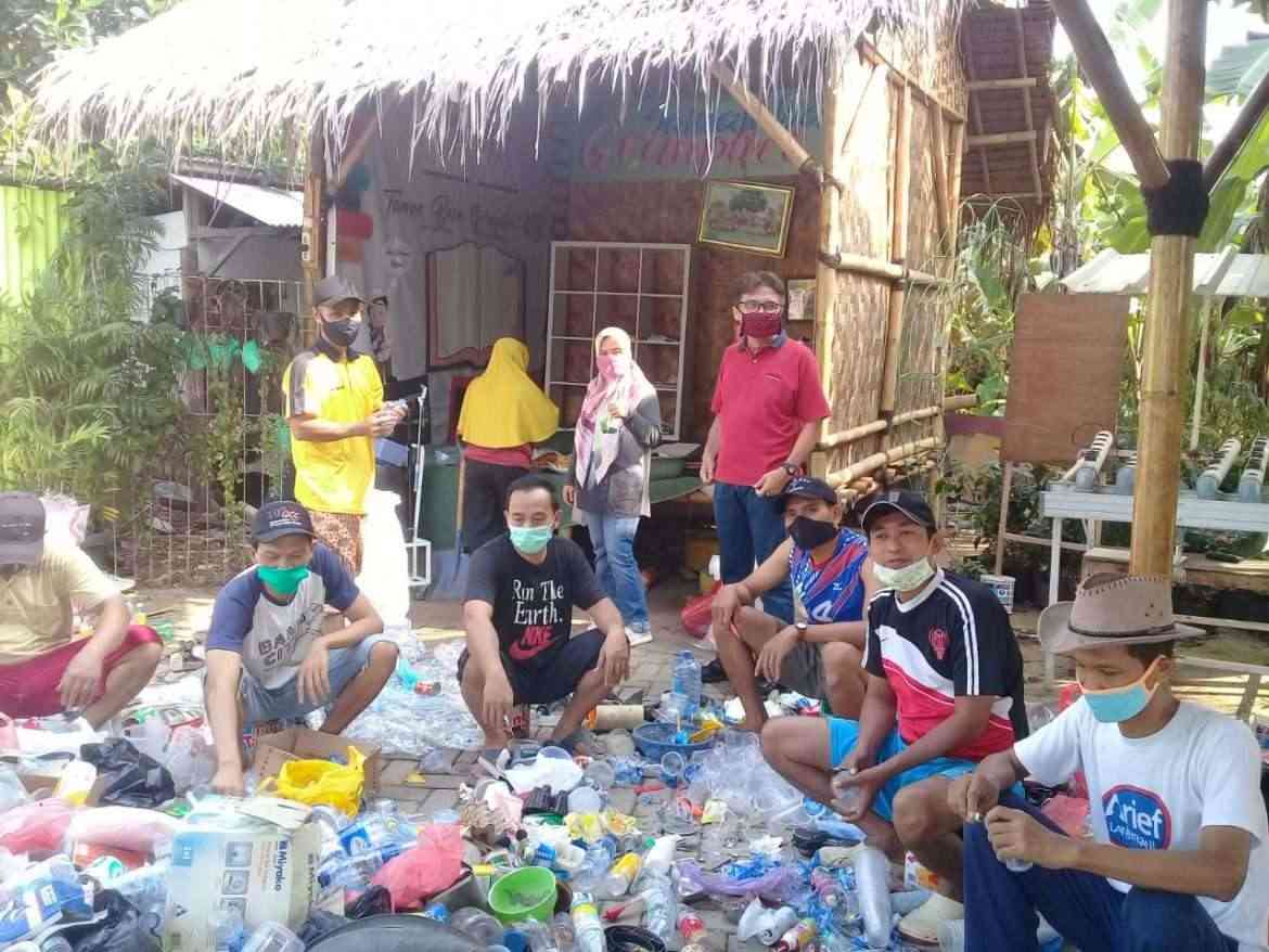 Camat Jatiuwung Kunjungi  Kelurahan Gandasari Yang Memilah Dan  Membersihkan Aset Bank Sampah