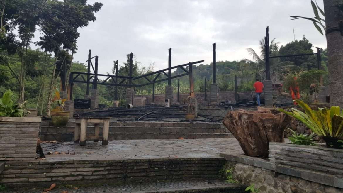 Balegede Arsitektur Julangapak Salah Satu Ikon Bangunan Di Jawa Barat Ludes Terbakar