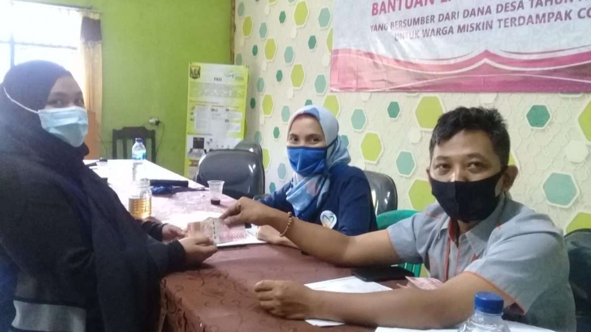 Pemdes Parungkuda Bagikan BST
