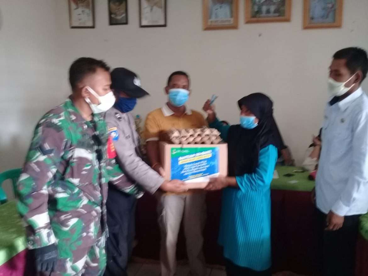 Pemdes Cibatutiga Salurkan Bansos Covid 19