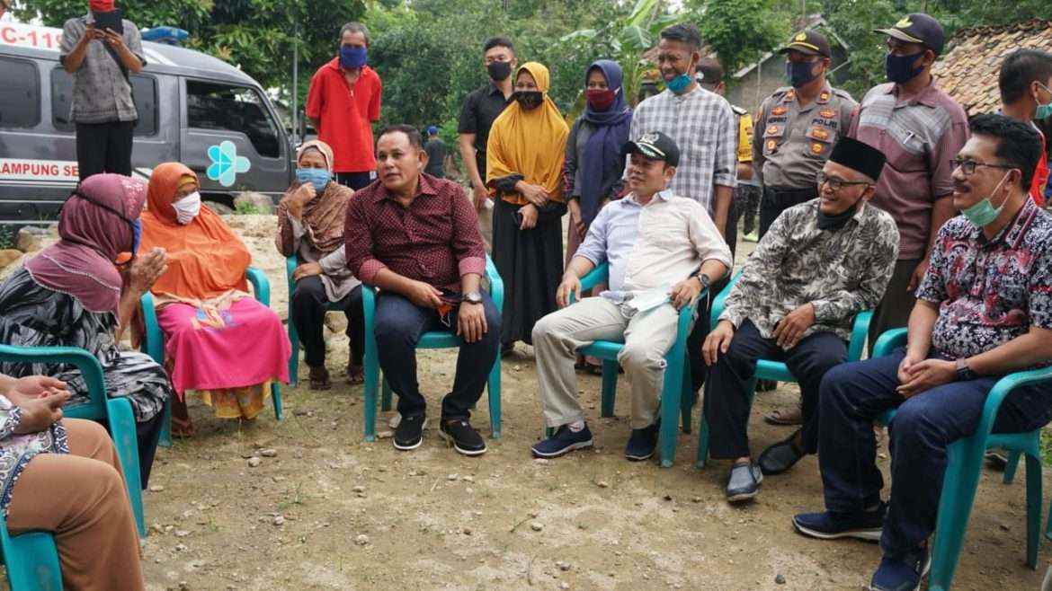 Korban Banjir Di Sidomulyo, Nanang Ermanto Beserta Wakil Ketua DPRD Lamsel Berikan Bantuan